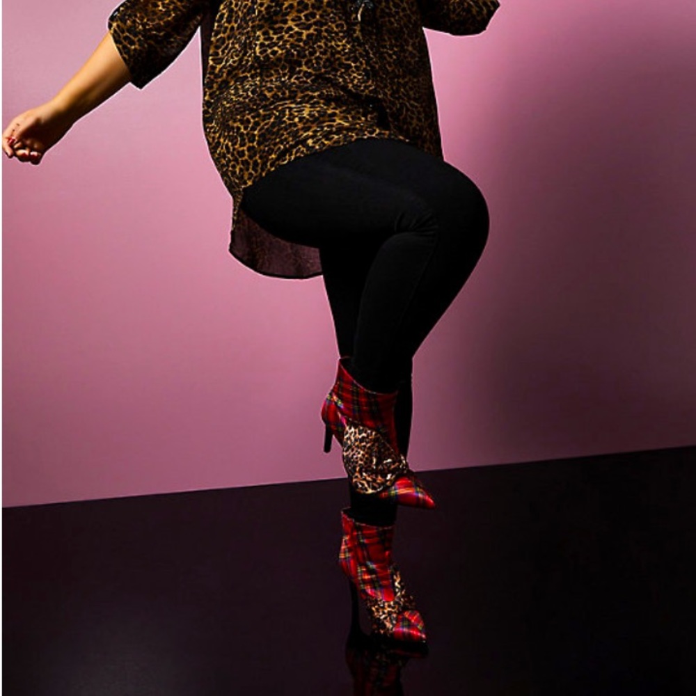 Torrid x Betsey Johnson Pointed Toe Heeled Bootie 9.5W - Picture 6 of 6